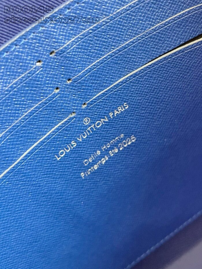 Accessorio in pelle Louis Vuitton blu, logo inciso, dettagli di alta qualità, made in France.