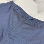 Pantaloni navy con logo Fendi, dettagli eleganti e vestibilità raffinata.