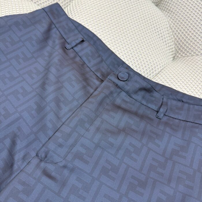 Pantaloni navy con logo Fendi, dettagli eleganti e vestibilità raffinata.