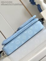 Borsa Louis Vuitton blu pastello, elegante e raffinata, in pelle monocromatica con dettagli di alta qualità.