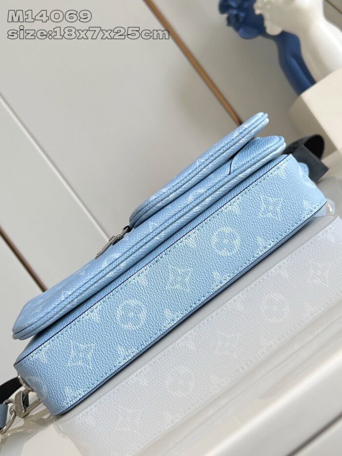 Borsa Louis Vuitton blu pastello, elegante e raffinata, in pelle monocromatica con dettagli di alta qualità.