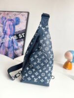 Borsa Louis Vuitton moderna in blu con pattern geometrico e stile elegante, perfetta per ogni occasione.