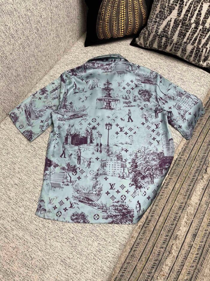 Camicia leggera con motivi iconici e simboli di viaggio in stile casual ed elegante.