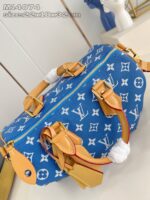 Borsa blu Louis Vuitton monogramma, moderna, elegante, con dettagli in pelle e design contemporaneo.