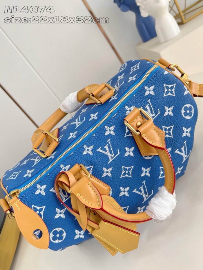 Borsa blu Louis Vuitton monogramma, moderna, elegante, con dettagli in pelle e design contemporaneo.