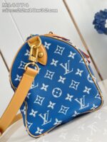 Borsa Louis Vuitton blu con monogram, catena in oro e dettagli in pelle tan.