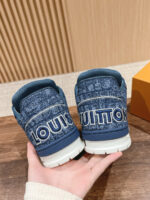 Sneakers di lusso blu con logo elegante, suola bianca, design moderno e comfort elevato.