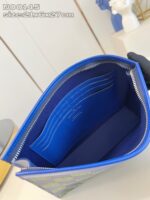 Custodia in pelle blu con tasche organizzate, ideale per smartphone, carte e oggetti essenziali.
