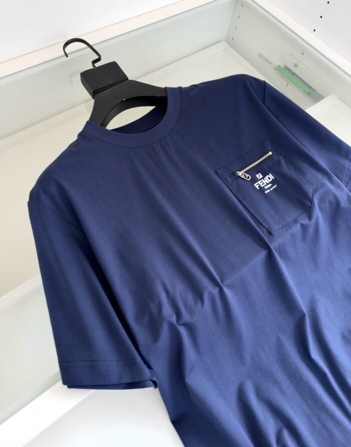 Maglietta navy con taschina logo, stile semplice ed elegante, ideale per look casual e moderno.