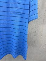 Maglietta polo cielo blue a righe con tasca, stile casual e fresco.