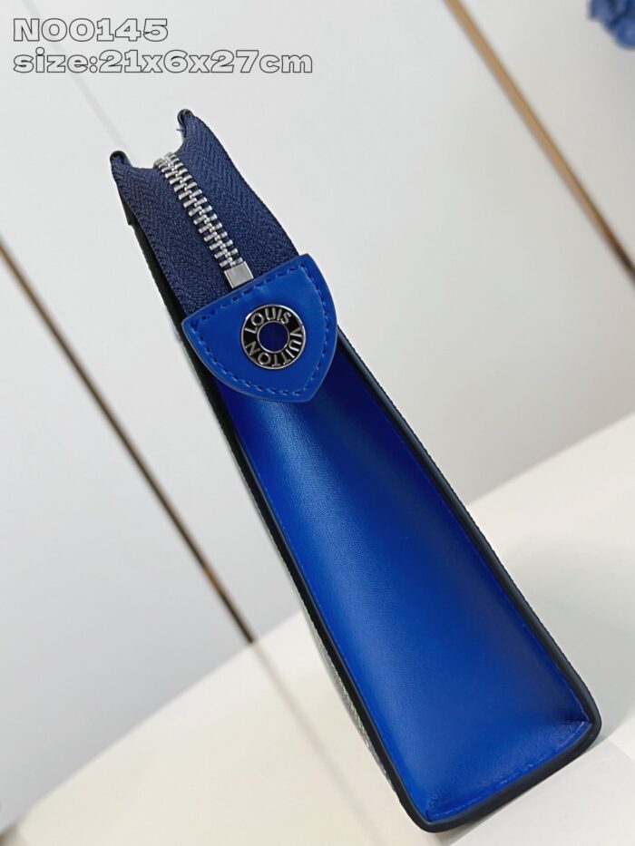 Borsa trapezio blu moderna e elegante, ideale per stile e praticità quotidiana.