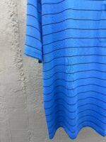 Camicia estiva casual a righe blu con taschino, perfetta per look informali e mondani.