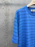 Maglietta casual blu con strisce orizzontali, collo rotondo e stile moderno.