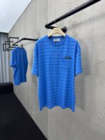 Maglietta a righe blu casual, stile moderno, tessuto morbido, ideale per un look quotidiano.