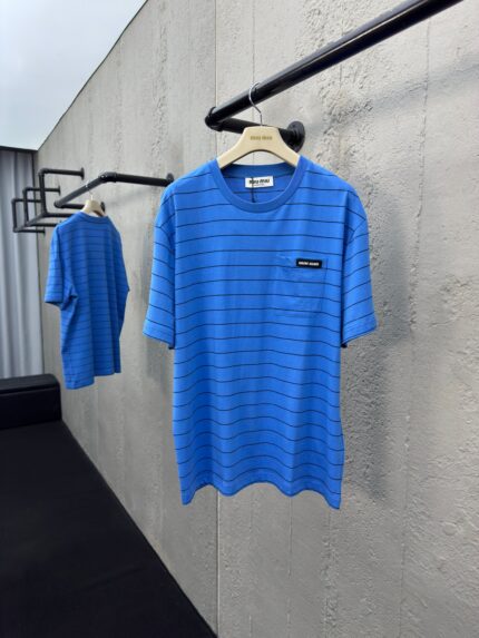 Maglietta a righe blu casual, stile moderno, tessuto morbido, ideale per un look quotidiano.