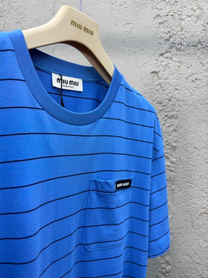 T-shirt blu con strisce, tasca con logo Miu Miu, stile casual e trendy.