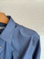 Camicia blu elegante con colletto classico e ricamo dettagliata, perfetta per un look casual raffinato.