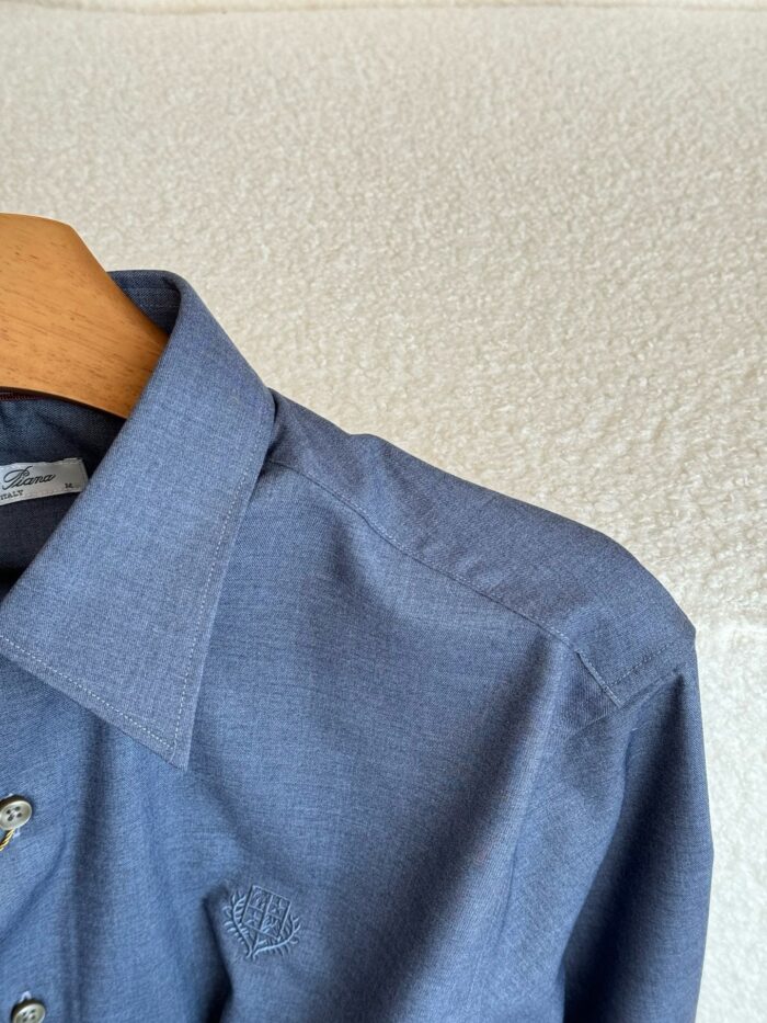 Camicia blu elegante con colletto classico e ricamo dettagliata, perfetta per un look casual raffinato.