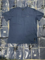 Magliette blu in confezione, display allingrosso, abbigliamento casual e professionale.