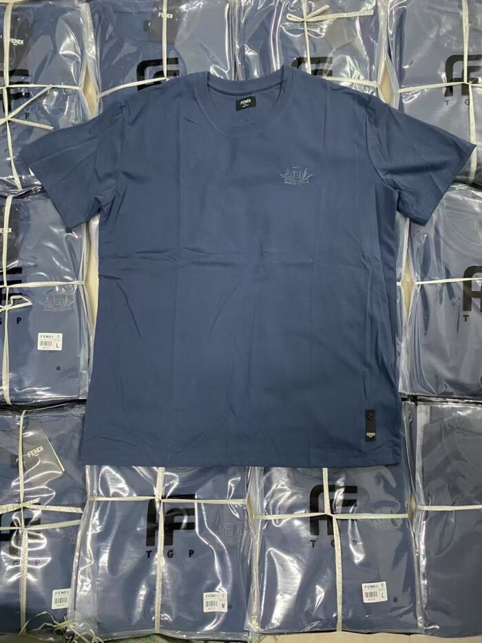 Magliette blu in confezione, display allingrosso, abbigliamento casual e professionale.