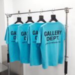 Maglie turquoise GALLERY DEPT. a Hollywood, stile streetwear minimalista, display moderno e accattivante.