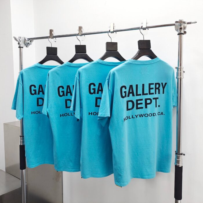 Maglie turquoise GALLERY DEPT. a Hollywood, stile streetwear minimalista, display moderno e accattivante.