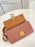Borsa donna in pelle rosa con logo dorato di alta moda, elegante e versatile per ogni occasione.