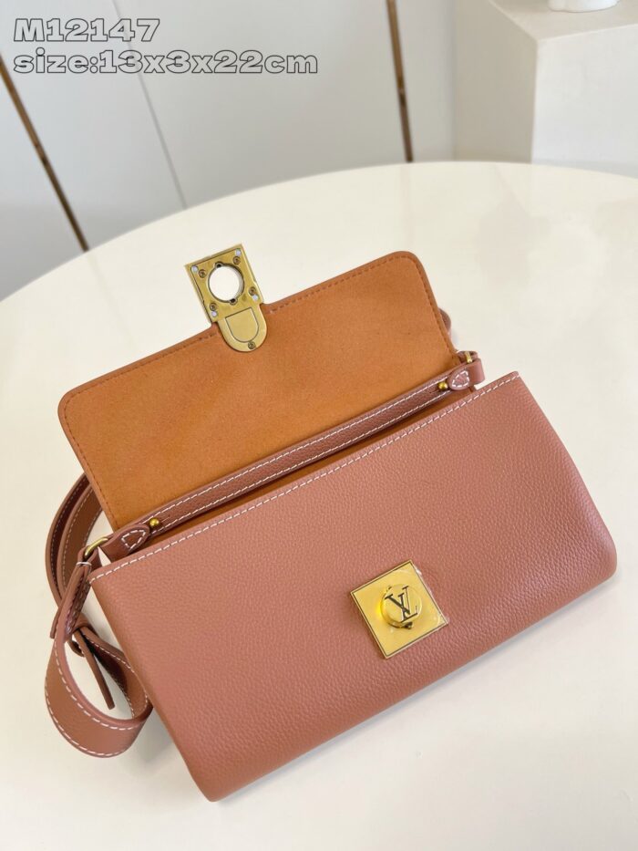 Borsa donna in pelle rosa con logo dorato di alta moda, elegante e versatile per ogni occasione.