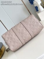 Borsa elegante rosa con logo embossato, design sofisticato e dettagli di lusso.