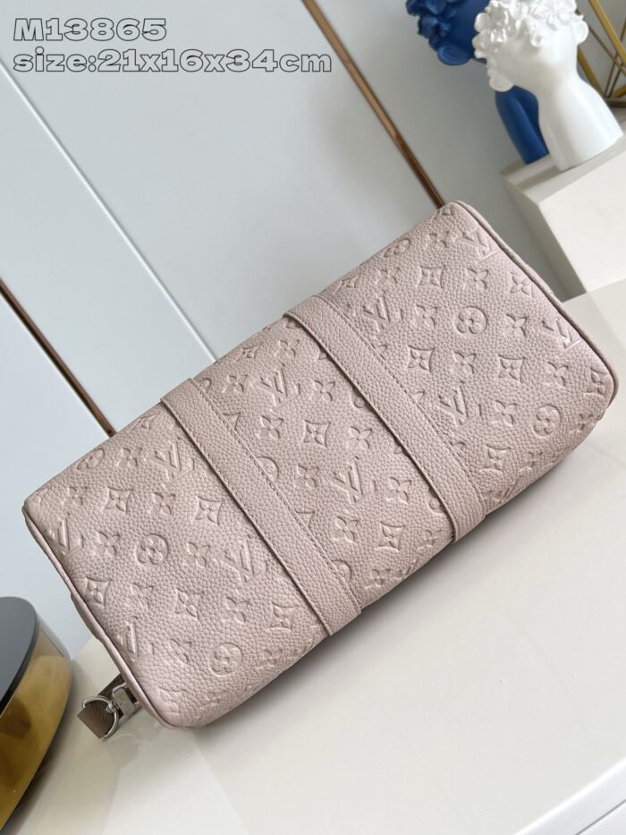 Borsa elegante rosa con logo embossato, design sofisticato e dettagli di lusso.