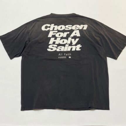 Maglietta nera streetwear con scritta bianca Chosen For A Holy Saint e All Faith.