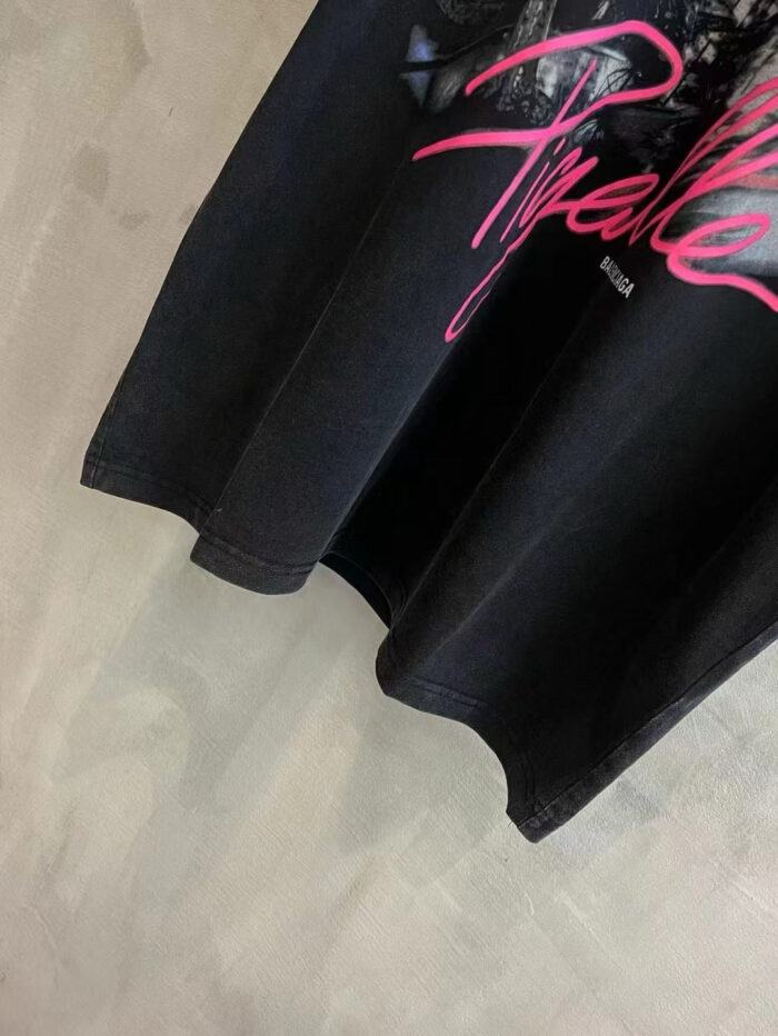 Maglietta nera casual con logo rosa Pirelle, stile rilassato e dettagli moderni.