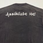 Maglietta casual con frase audace Annihilate Me! in stile scrittura a mano, colore scuro.