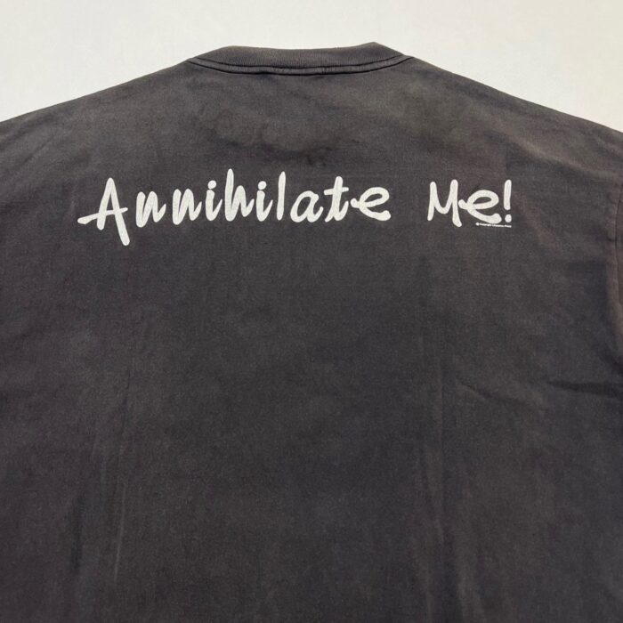 Maglietta casual con frase audace Annihilate Me! in stile scrittura a mano, colore scuro.
