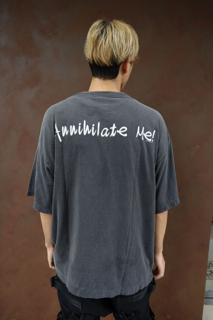 Streetwear con maglietta oversize Annihilate Me! e pantaloncini cargo neri, stile di ribellione urban.
