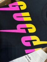 T-shirt nero con logo Gucci colorato in stile moderno e vibrante.