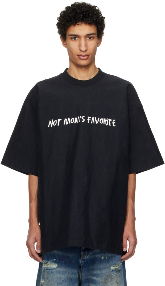 Maglietta oversized con slogan audace, jeans distressed, stile streetwear giovane e sicuro.