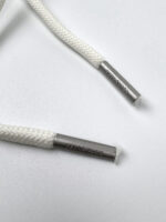 Stringhe bianche con aglet in metallo, eleganti e resistenti per scarpe moderne.