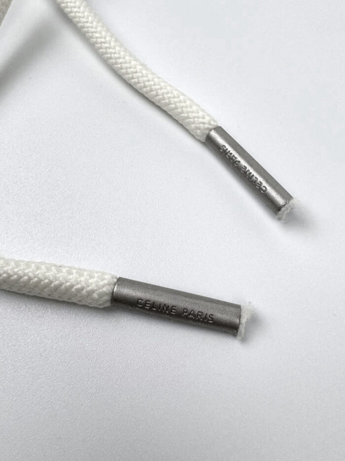 Stringhe bianche con aglet in metallo, eleganti e resistenti per scarpe moderne.