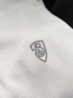 T-shirt bianca traspirante con logo ricamato elegante e dettagli minimalisti, ideale per sport e casual.