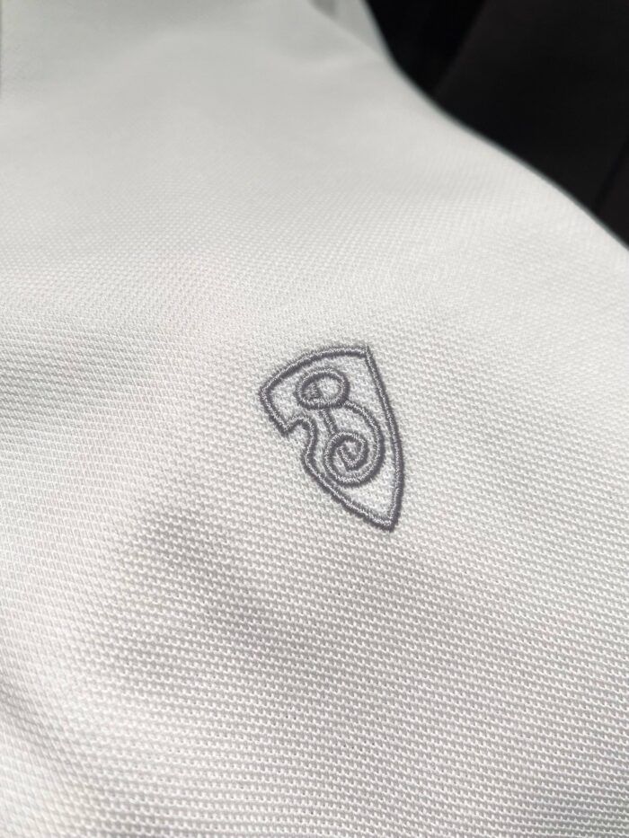 T-shirt bianca traspirante con logo ricamato elegante e dettagli minimalisti, ideale per sport e casual.