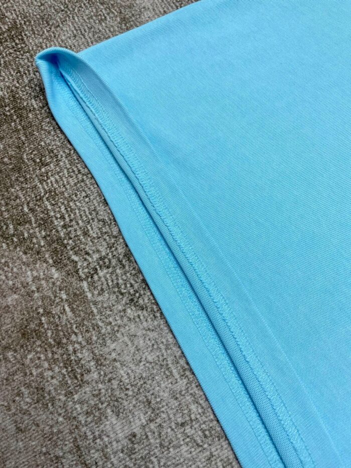 Maglietta in cotone azzurro chiaro, tessuto morbido e cuciture curate, ideale per abbigliamento casual.