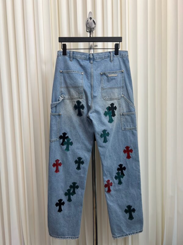 Jeans vintage light blue con ricami a croce colorati e tasche cargo, stile casual originale.