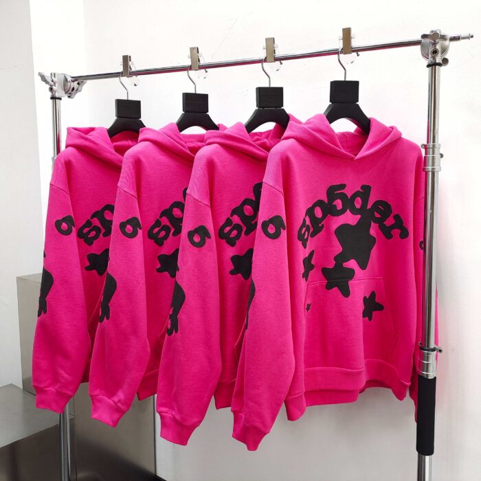 Felpe rosa vivace con grafica stelle e testo nero, stile streetwear moderno e trendy.