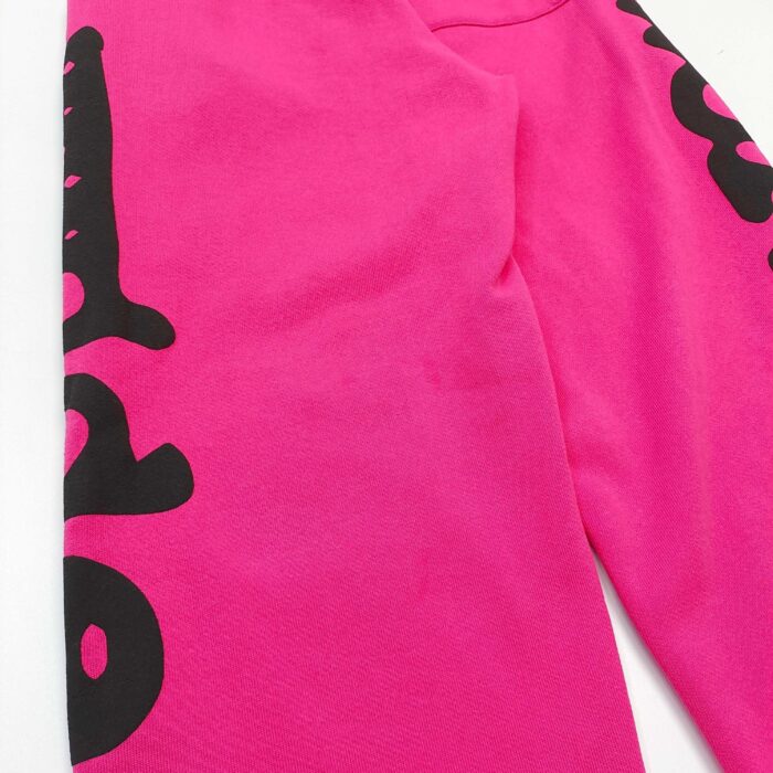 Leggings rosa vivace con lettere nere, perfetti per fitness, casual e stile giovane.