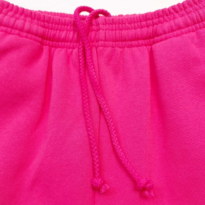 Pantaloni sportivi rosa brillante con vita elastica e corda regolabile, comodi e di stile casual.