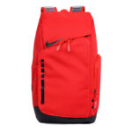 Zaino Nike rosso sportivo con scomparti, logo Swoosh e dettagli neri, perfetto per sport e scuola.