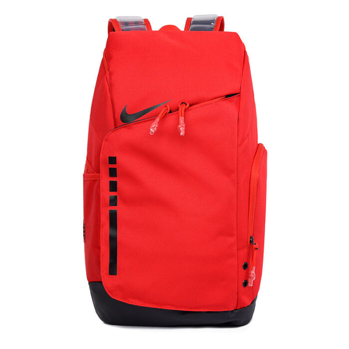 Zaino Nike rosso sportivo con scomparti, logo Swoosh e dettagli neri, perfetto per sport e scuola.