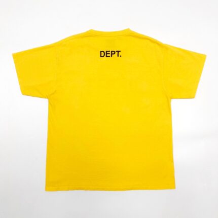 Maglietta gialla casual con stampa “DEPT.”, stile semplice e vivace per look estivi.