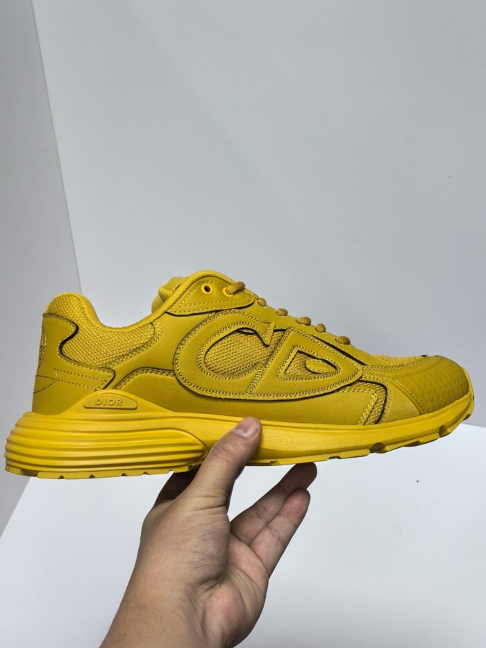 Sneaker gialla moderna con suola chunky, design sportivo e dettagli in mesh e sintetico.